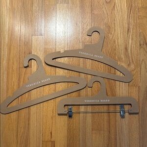 VERONICA BEARD 3 Cardboard Hangers